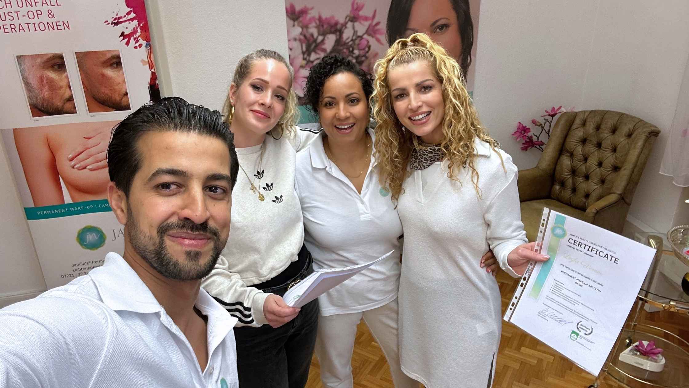 Erfolgreiche PMU-Prüfung in Baden-Baden: Evelyn und Leyla feiern ihren Abschluss in der PMU-Grundausbildung bei Jamila’s Beauty Management & Akademie. Gemeinsam mit ihrer Ausbilderin und einem weiteren Teammitglied präsentieren sie stolz ihre Zertifikate.